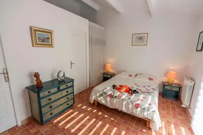 a bedroom with a bed and a dresser and two lamps at Joli Studio 36m2 tout confort in Châteauneuf-de-Gadagne