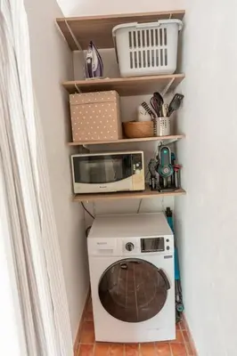 a laundry room with a washer and a microwave at Joli Studio 36m2 tout confort in Châteauneuf-de-Gadagne