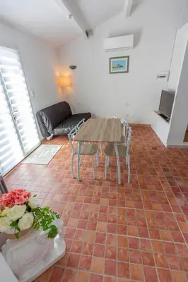 a living room with a table and a couch at Joli Studio 36m2 tout confort in Châteauneuf-de-Gadagne