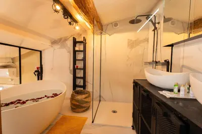 a bathroom with two sinks and a bath tub at Loft COSY et luxueux, HYPER-CENTRE in Aix-en-Provence