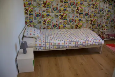 a toy bed in a room with a wall at Villa Luberon 3ch piscine jardin parking in Saignon