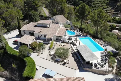 an aerial view of a house with a swimming pool at B&B Villa Chante Coucou in Fontaine-de-Vaucluse