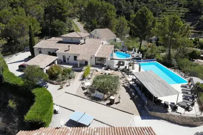 an aerial view of a house with a swimming pool at B&B Villa Chante Coucou in Fontaine-de-Vaucluse