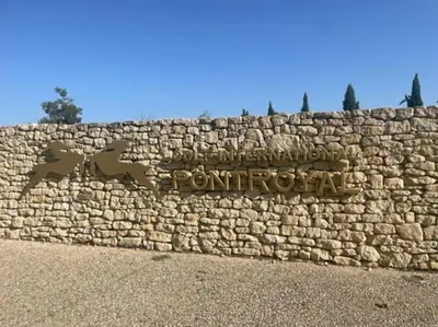a stone wall with a sign that reads ponroth at Maison haut de gamme dans le golf de pont royal in Mallemort