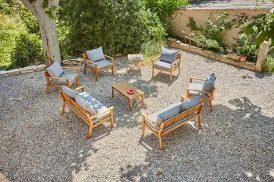 a group of chairs and tables in a yard at Le Bastidon, Aix en Pce proche centre, climatisé, 4 chambres in Aix-en-Provence