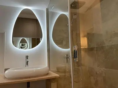 a bathroom with a sink and a shower with a mirror at Duplex rénové comme Neuf à Aix-en-Provence in Aix-en-Provence
