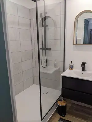 a bathroom with a shower and a sink at Maisonnette au cœur de Lauris in Lauris