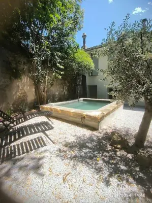 a small swimming pool in the yard of a house at Magnifique maison de ville 6personnes , piscine et garage in Aix-en-Provence