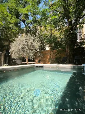 a bathroom with two sinks and a shower at Magnifique maison de ville 6personnes , piscine et garage in Aix-en-Provence