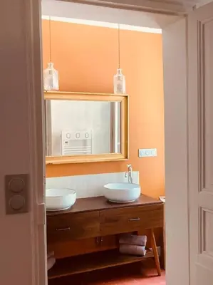 a bathroom with two sinks and a mirror at Magnifique maison de ville 6personnes , piscine et garage in Aix-en-Provence