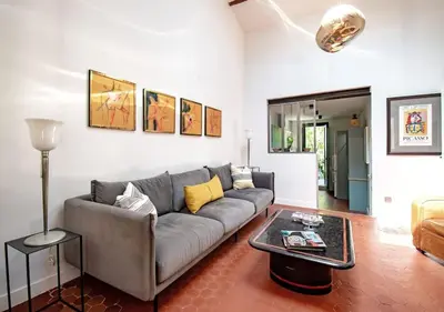 a kitchen with white cabinets and a tile floor at Magnifique maison de ville 6personnes , piscine et garage in Aix-en-Provence