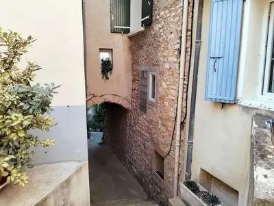 an alley in an old building with a window at Le petit gîte de Rosalie in Blauvac