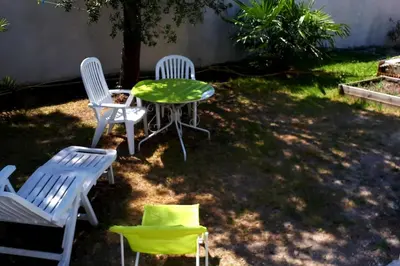 three chairs and a table in a yard at Nice flat with jacuzzi and garden in Velleron