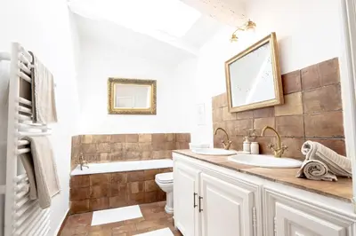 a bathroom with two sinks and a toilet at Domaine de la Lisière in Sault-de-Vaucluse