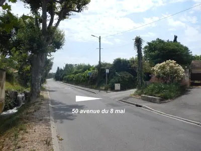 an empty road with an arrow pointing to the left at le gîte Lou Jas in Eyragues