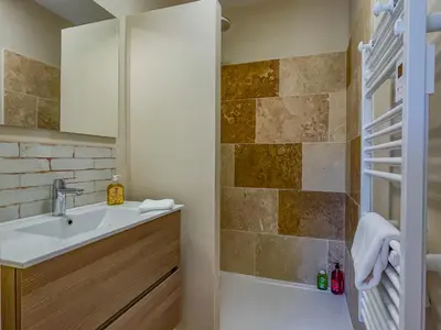 a bathroom with a sink and a shower at Villa Mathilde, un meublé de tourisme 3 étoiles au cœur de Goult in Goult