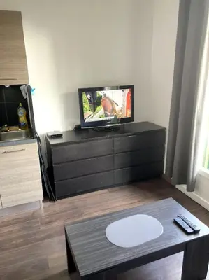 a living room with a tv and a coffee table at Appartement entier au RDC in Salon-de-Provence