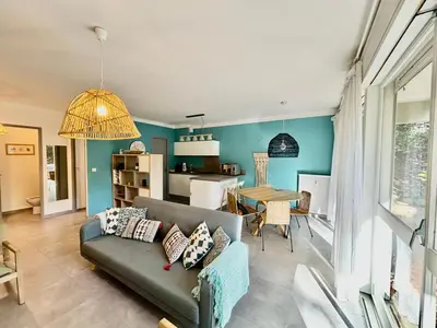 a living room with a couch and a kitchen at Magnifique T2 avec Terrasse in Aix-en-Provence