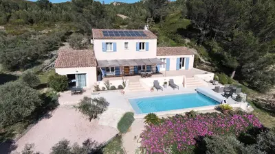 an aerial view of a house with a swimming pool at Havre de paix au bord des Alpilles in Eyguières