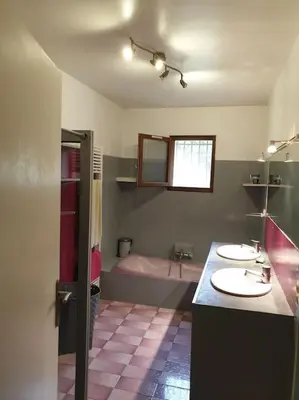 a living room with a couch and a kitchen at Appartement dans campagne aixoise in Ventabren
