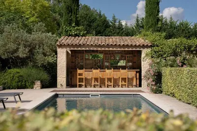 a small building with a pool in a yard at Superbe Mas provençal, entre Gordes et Roussillon in Murs