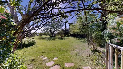 a garden with a fence and a grass field at Lei Meissoun in Mallemort