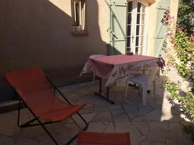 a table and chairs sitting on a patio at Studio indépendant en RDC de villa, parking in Pertuis