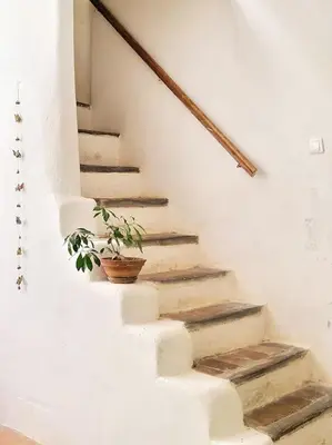 a plant in a pot sitting on the stairs at Les voûtes du vieux village in Lauris