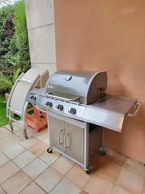 a grill sitting on top of a stove at Le temps d'un instant in Salon-de-Provence