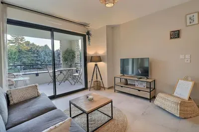 a living room with a couch and a flat screen tv at Appartement moderne - Terrasse - Piscine - Parking in Ventabren