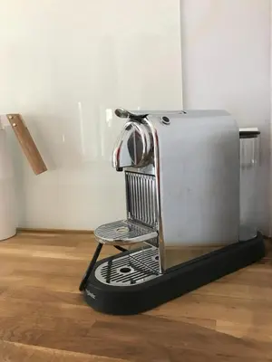 a mixer sitting on a stand on a wooden floor at Zen et Chic, juste à coté de la Bastide de Marie in Ménerbes