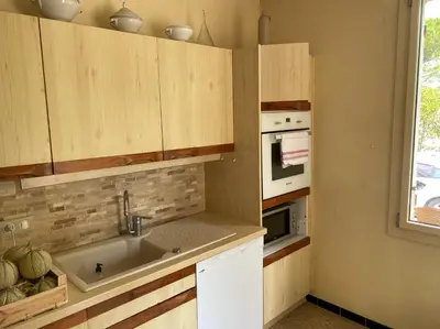 a kitchen with a sink and a stove at Villa 10 mins a pieds du centre de L Isle sur la Sorgue in LʼIsle-sur-la-Sorgue