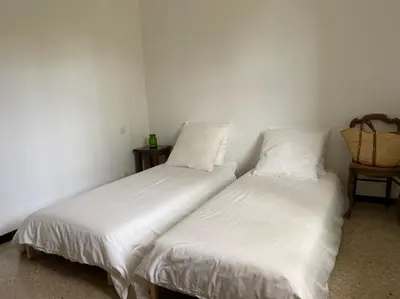 two beds sitting next to each other in a room at Villa 10 mins a pieds du centre de L Isle sur la Sorgue in LʼIsle-sur-la-Sorgue