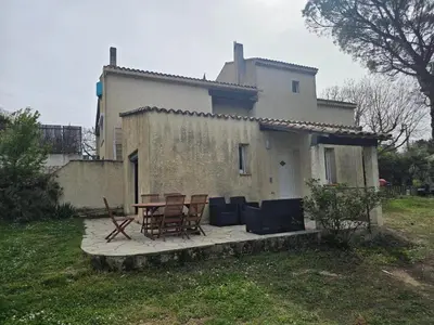 a table and chairs in front of a house at Maison à Aix-en-Provence avec grand jardin in Aix-en-Provence