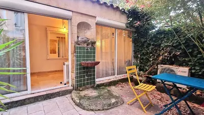 a patio with a table and chairs next to a house at Appartement centre historique - climatisé avec extérieur au calme in Aix-en-Provence