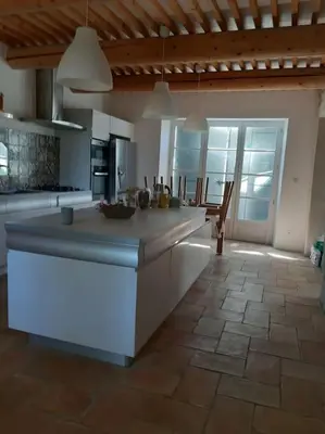 a kitchen with a white counter top in a room at Beau mas en campagne de l'Isle sur la Sorgue in LʼIsle-sur-la-Sorgue
