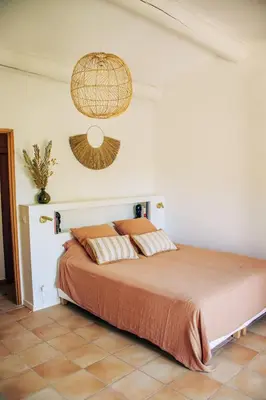 a bedroom with a bed and a hanging basket at La canopée, Bastide sur les hauteurs de Lourmarin in Lourmarin