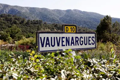 a street sign that reads vancouveracers in front of mountains at Charmant Cabanon en Provence in Vauvenargues