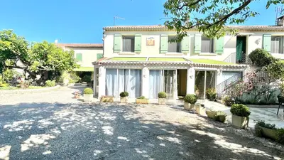 a house with a driveway in front of it at Rendez-vous en Provence -10 personnes- duo de gîtes- piscine privée - clim in Cheval-Blanc