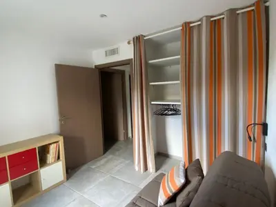 a living room with a couch and a closet at T3 au pied des Tours du Château in Châteaurenard