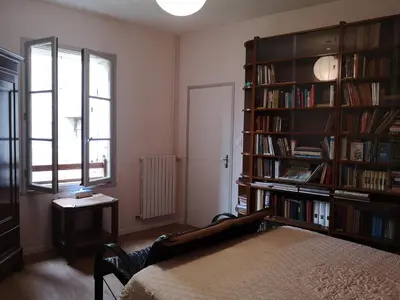 a bedroom with a book shelf filled with books at Maison provençale, piscine, calme et Lubéron in Le Thor