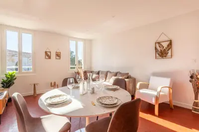 a dining room with a table and chairs at Le Saint Sauveur - Centre Ville - Calme - Lumineux in Aix-en-Provence