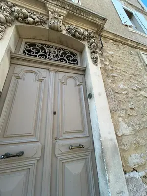 a white door on a building with a window at Appartement spacieux en Provence in Châteaurenard
