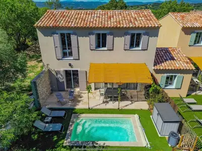 an aerial view of a house with a swimming pool at Villa Lisette, un meublé de tourisme 3 étoiles au cœur de Goult in Goult