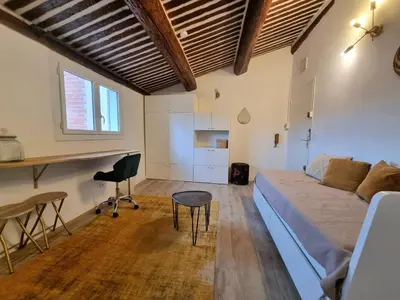 a room with a bed and a table and chairs at Studio lumineux clim - centre ville in Aix-en-Provence