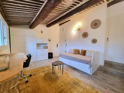a bedroom with a bed and a table and a chair at Studio lumineux clim - centre ville in Aix-en-Provence