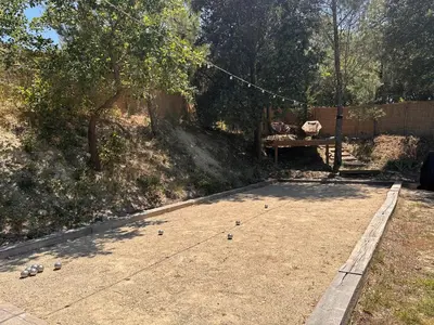a bunch of birds are sitting on a driveway at Logement de Charme vue Luberon - Rez-de-chaussée de maison, Jardin & Piscine in La Tour-dʼAigues