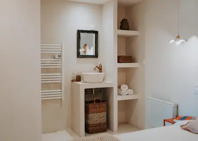 a bathroom with a sink and a mirror at Logement de Charme vue Luberon - Rez-de-chaussée de maison, Jardin & Piscine in La Tour-dʼAigues