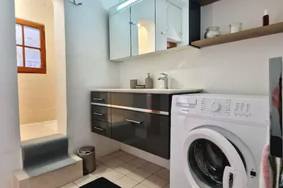 a laundry room with a washing machine and a sink at Cocon ensoleillé centre ville historique, Clim Wifi 4 people in Aix-en-Provence