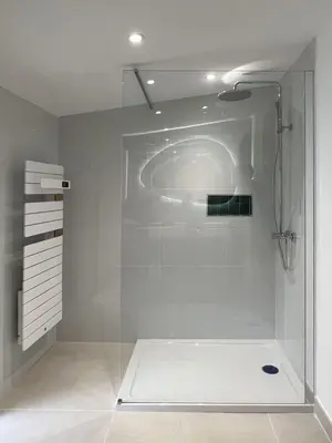 a shower with a glass door in a bathroom at Appartement 100 m2 au cœur de l'Isle sur la Sorgue in LʼIsle-sur-la-Sorgue